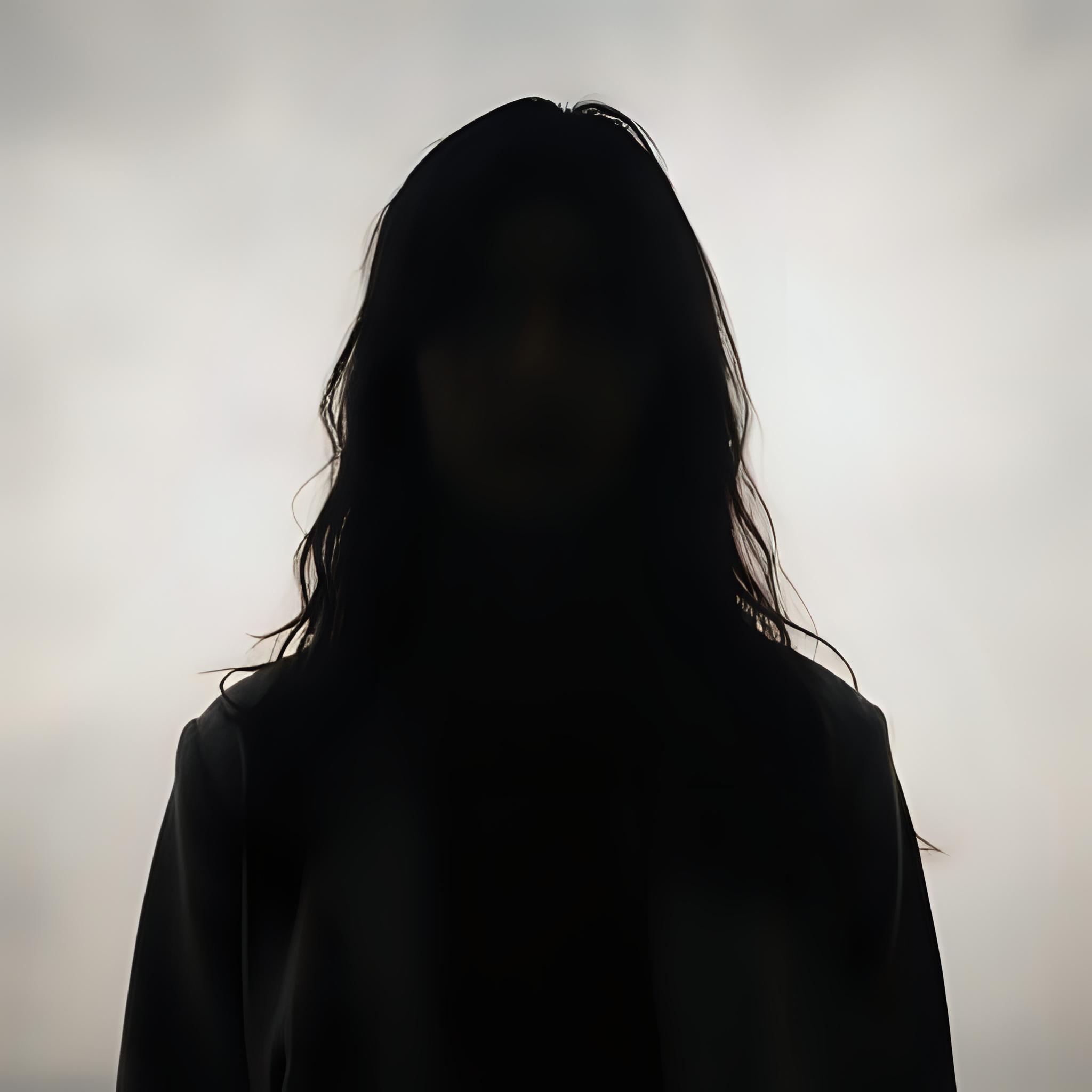 silueta neutra o sin rostro, de frente, cara difuminada, persona real